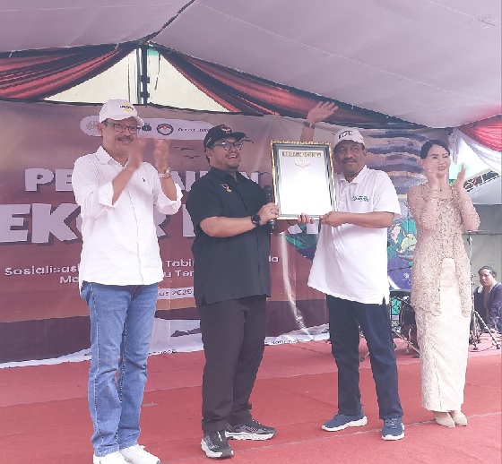 Wakil Rektor 1 Bidang Pendidikan Kemahasiswaan dan Alumni Unesa, Dr. Martadi, M.Sn., Andre Purwandono, perwakilan dari MURI, Dekan Fakultas Teknik, Prof. Dr. Suparji, S.Pd, M.P., dan perwakilan dari Azarine saat penyerahan Piagam dari MURI, Jumat (22/08) dok. Jatimmedia