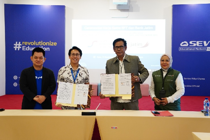 Penandatanganan Kerja Sama Bank Jatim bersama PT Sentra Finansial Teknologi (SFT) yang dilakukan oleh Vice President Dana dan Jasa Bank Jatim Yetty Fitria S., Vice President Hubungan Kelembagaan Rachman Subiyantoro, dan Kepala Divisi Produk PT Sentra Finansial Teknologi Ronald Argand Pinontoan, bertempat di kantor SFT pada Rabu (24/9).