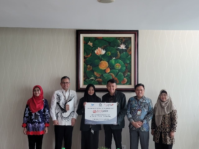 Penyerahan CSR dari Bank Jatim Syariah berupa Beasiswa secara simbolis kepada perwakilan 30 Mahasiswa Universitas Islam Negeri Sunan Ampel (UINSA) Surabaya, Kamis (11/09)