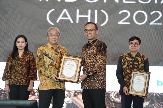 Penghargaan dari Humas Indonesia sebagai Institusi Publik Terpopuler di Media Sosial untuk sub kategori BUMD diterima langsung oleh Assistant Vice President Komunikasi Korporat Bank Jatim, Mi’roj Subhanto, dalam acara penganugerahan yang digelar di JW Marriott Hotel Surabaya pada Kamis, 26 September 2025.