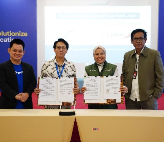 Penandatanganan Kerja Sama Bank Jatim bersama PT Sentra Finansial Teknologi (SFT) yang dilakukan oleh Vice President Dana dan Jasa Bank Jatim Yetty Fitria S., Vice President Hubungan Kelembagaan Rachman Subiyantoro, dan Kepala Divisi Produk PT Sentra Finansial Teknologi Ronald Argand Pinontoan, bertempat di kantor SFT pada Rabu (24/9).