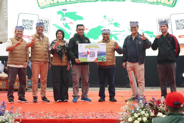 Peluncuran QRIS Crossborder dan branding Jeep Bromo, Sabtu (06/09) dalam rangkaian Bank Jatim Bromo Marathon 2025 oleh Plt Direktur Utama Bank Jatim Arif Suhirman, Wakil Bupati Pasuruan Shobih Asrori, Deputi Kepala Perwakilan Bank Indonesia Malang Siti Nurfalinda, dan CEO & Founder Plataran Indonesia Yozua Makes. 