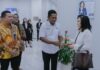 Peringati HPN 2025, Direktur Commercial Banking BRI, Alexander Dippo Paris Y.S. bersama RCEO BRI Region 12 Surabaya, Reza Syahrizal Setiaputra Sapa Nasabah di BRI BO Surabaya Diponegoro, Kamis (04/09)