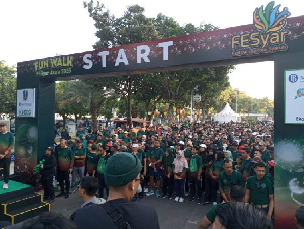 Antusiasme warga Surabaya mengikuti Fun Walk FESyar Jawa 2025, di halaman Masjid Nasional Al-Akbar Surabaya Minggu (14/09)