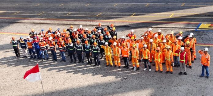 Upacara Bendera HUT Kemerdekaan ke-80 RI digelar di Dermaga Inteernasional TPS diikuti oleh pekerja TPS yang bertugas di dermaga, Minggu (17/08)