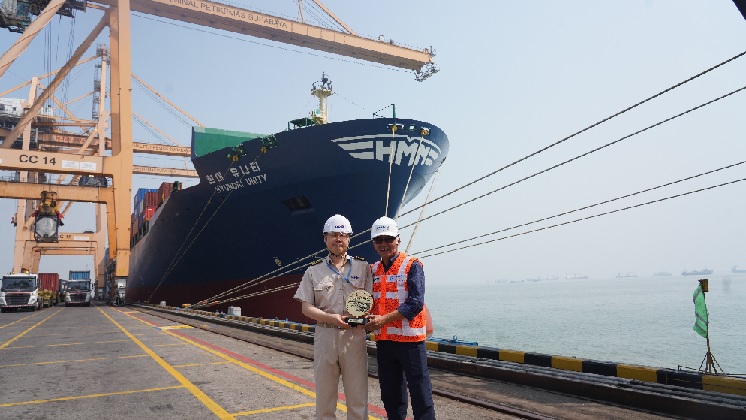 Direktur Operasi TPS, Noor Budiwan (sebelah kanan) bersama Nakhoda Kapal Hyundai Unity, Rabu (06/08)