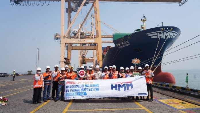 Tim Komersial TPS dan tim Perusahaan Pelayaran HMM ketika kapal pertama milik HMM, MV. Hyundai Unity Voyage 0173N, melakukan sandar perdana di dermaga internasional TPS, Rabu (06/08)