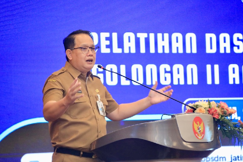 Sekretaris Daerah Provinsi Jawa Timur, Adhy Karyono, saat membuka resmi Pelatihan Dasar (Latsar) Calon Pegawai Negeri Sipil (CPNS) Golongan II dan III di Gedung Sasana Wiyata Praja Badan Pengembangan Sumber Daya Manusia (BPSDM) Jatim, Senin (29/9).