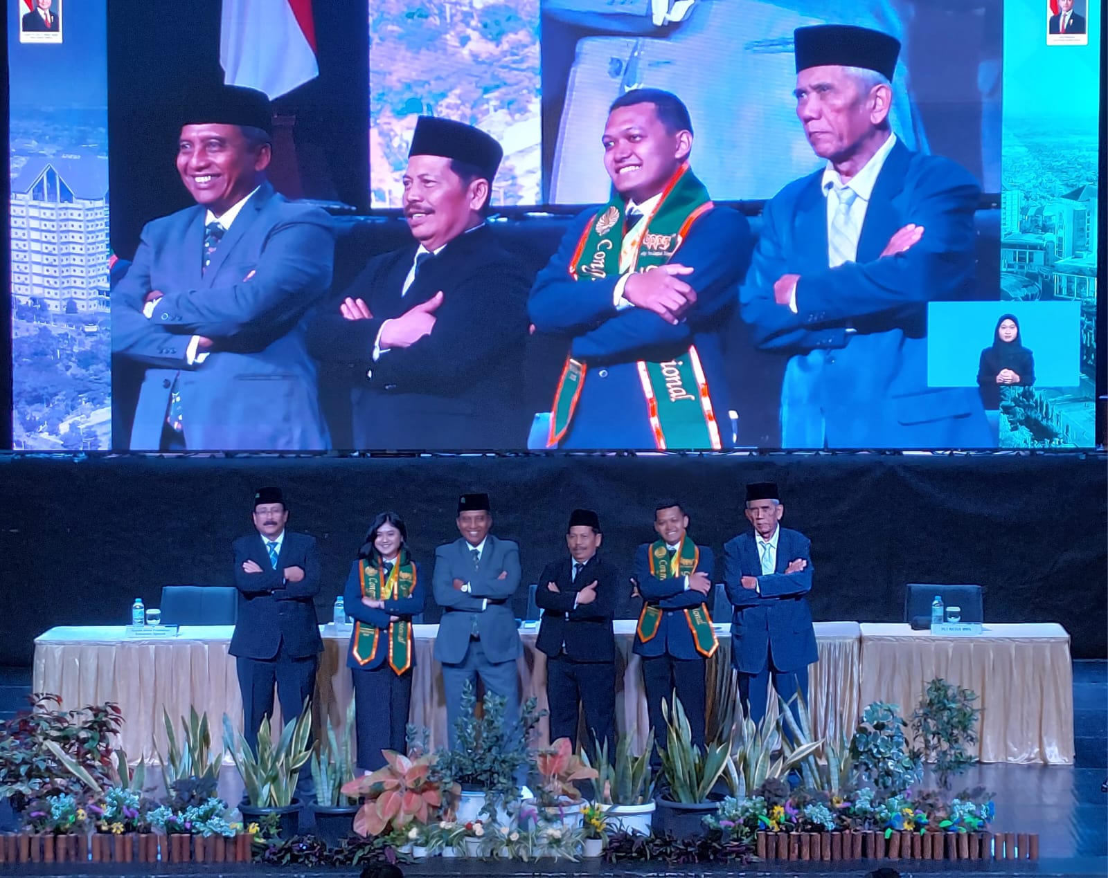 UNESA kukuhkan 562 guru profesional