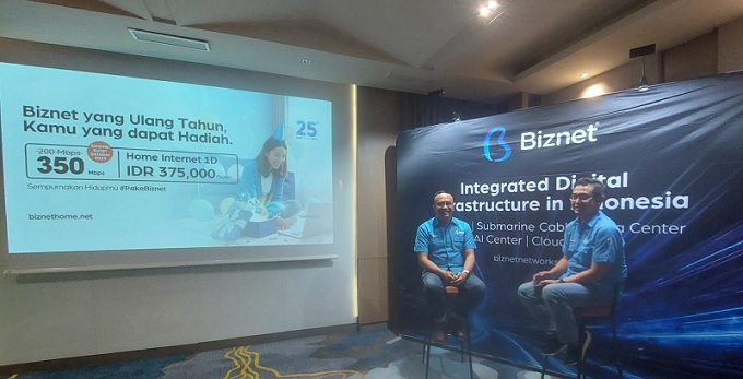 25 Tahun Biznet: Perkuat Infrastruktur Kabel Laut, Dorong Pemerataan Akses Internet Nasional, Andhika Winarno selaku Asisten Senior Manager Teritory East 2 Biznet dan Muhamad Adil Perkasa, Regional Manager Surabaya dalam acara Press Conference, Kamis, (09/10) di Morazen Surabaya
