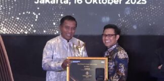 Program Pemberdayaan Masyarakat Terpadu Hantar Unesa Raih Mandaya Awards 2025 Rektor Unesa Cak Hasan menerima penghargaan juara 1 nasional Program Pemberdayaan Masyarakat Terpadu, Mandaya Award 2025 yang diserahkan langsung Menko PM, Cak Imin.
