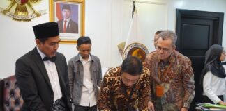 Penandatanganan nota kesepahaman Bank Jatim Unit Usaha Syariah (UUS) dengan Kementerian Haji dan Umrah Republik Indonesia Dalam upaya meningkatkan komitmen untuk memberikan pelayanan yang terbaik kepada calon jemaah haji, Kamis (20/11)