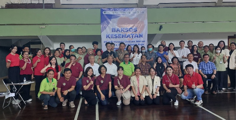 Dokter, Perawat dan Staf Perkumpulan Adi Husada bersama Panitia acara Bakti Sosial Gereja Kristus Raja, Minggu (16/11) 