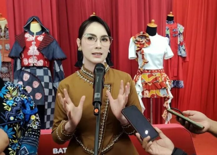 Ketua Dekranasda Provinsi Jawa Timur, Arumi Bachsin Elestianto Dardak membuka Pameran batik dan mode terbesar di Jawa Timur, Batik Fashion Fair 2025 di Grand City Surabaya, Rabu(12/11)
