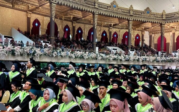 Wisuda Unesa ke-117 ; Beasiswa untuk 10 Lulusan Disabilitas Hingga Peluang menjadi Dosen