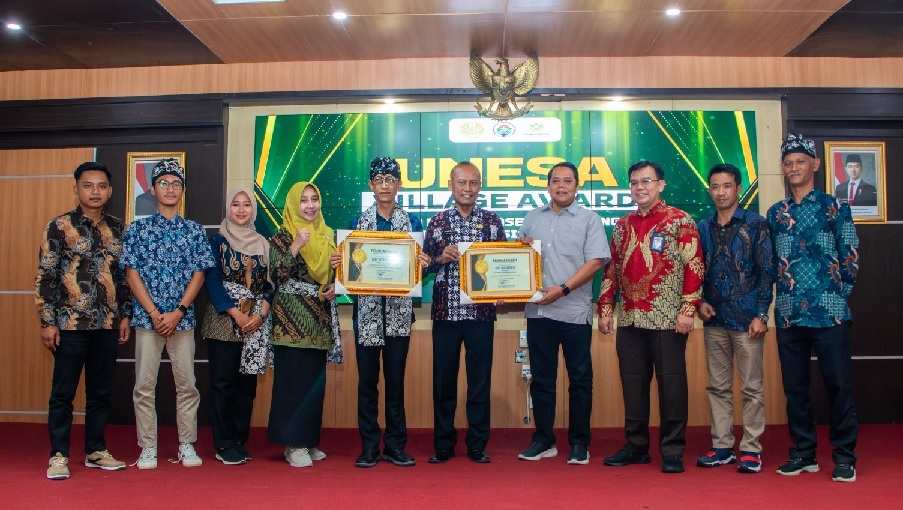 LPPM Unesa memberikan penghargaan kepada Desa Lutan Mahakan Ulu (Juara 1), Desa Cibiru Wetan, Bandung (Juara 2); dan Desa Sumbersari, Lamongan, Jawa Timur (Juara 3) pemenang Unesa Village Awards (UVA) 2025.