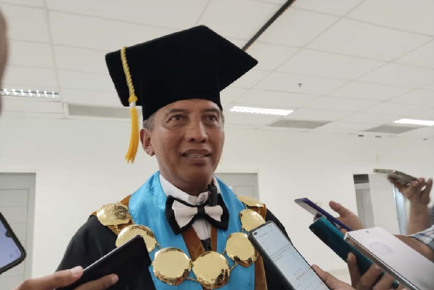 Rektor Unesa, Prof. Dr. Nurhasan, M.Kes., tema "Wisudawan Unesa: Tangguh Terus Berdampak,"