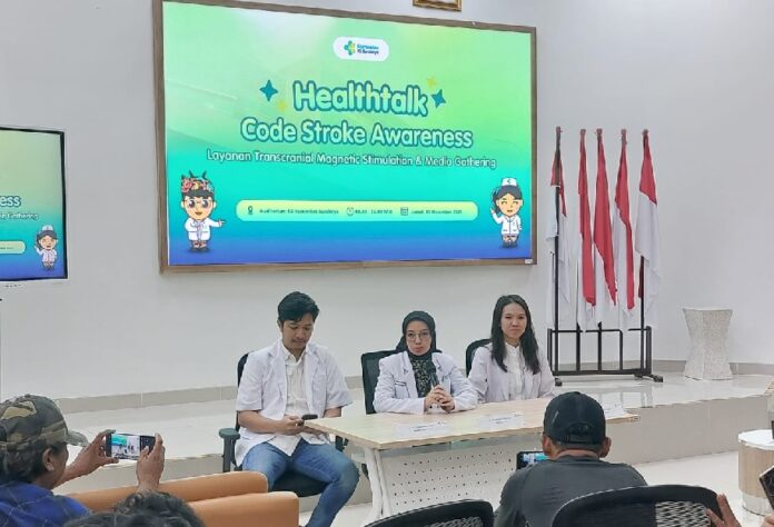 RSUP Kemenkes Surabaya Perkuat Layanan "Code Stroke" demi Tekan Angka Disabilitas Dokter Spesialis Saraf RSUP Kemenkes Surabaya, dr. Chandrawati Widya, Sp.N, bersama dr. M. Wildan Hakim, Sp.BS, dan dr. Cindy Cecilia, Sp.N, dalam Media Gathering Code Stroke Awareness Jumat (17/12)