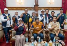 Unesa Ulurkan Bantuan Psikososial dan Medis untuk Korban Banjir di Aceh Dipimpin oleh Direktur Pencegahan dan Penanggulangan Isu Strategi (PPIS) Unesa, Mutimmatul Faidah, kedatangan tim relawan UNESA disambut langsung oleh Gubernur Aceh, Muzakir Manaf (Mualem), bersama jajaran Forkopimda dan BPBD Aceh