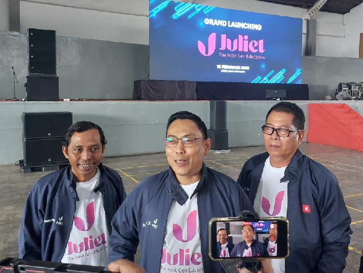 Founder Juliet, Anto Arifanto, bersama Co-Founder Juliet, Arif Maulana pada saat peresmian Platform Jurnal Lintas Elektronik Terpadu, atau disingkat Juliet di Jatim Expo Surabaya, Senin (16/2).