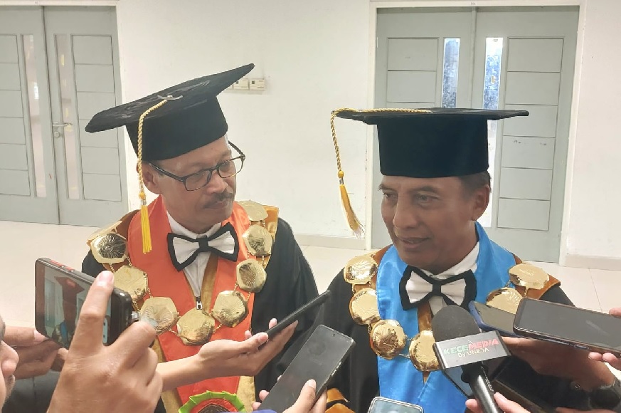 Rektor Unesa, Prof. Dr. Nurhasan, M.Kes. (Cak Hasan) dan Wakil Rektor I Unesa Bidang Pendidikan, Kemahasiswaan, dan Alumni Prof. Dr. Martadi, M.Sn. 