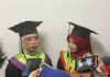 Wisuda Ke-118 Unesa: Momen Haru Ibu-Anak Lulus Bareng hingga Hadiah “Golden Ticket” bagi Konten Kreator Pasangan inspiratif ini adalah Sri Wahyuningsih, seorang guru di SMPN 1 Kasiman Bojonegoro, dan putrinya, Sahda Atthiyah Tsaqif Qonita yang berhasil meraih gelar sarjana dan magister secara bersamaan.