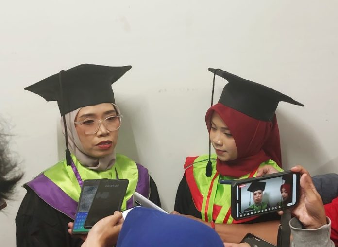 Pasangan inspiratif ini adalah Sri Wahyuningsih, seorang guru di SMPN 1 Kasiman Bojonegoro, dan putrinya, Sahda Atthiyah Tsaqif Qonita yang berhasil meraih gelar sarjana dan magister secara bersamaan.