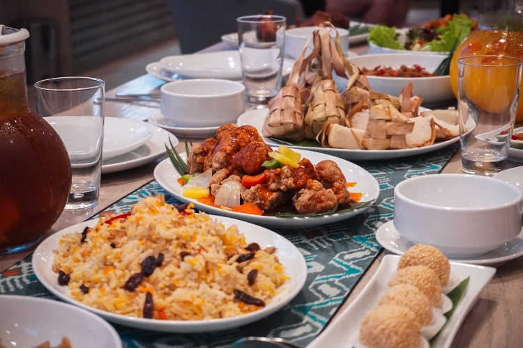 Paket Arisan Spesial Halal Bihalal dirancang bagi para tamu dengan menyajikan hidangan autentik khas Lebaran berpadu dengan beragam hidangan Nusantara lainnya