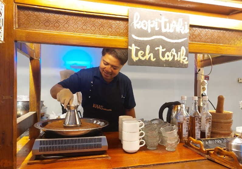 Signature beverage seperti Kopi Turki dan Teh Tarik dalam “Food Fest KHAS Ramadhan – Jelajah Rasa di Waktu Berbuka.”