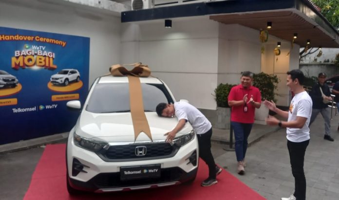 Kesetiaan Berbuah Manis, Pemuda Pamekasan Bawa Pulang Honda WR-V dari Telkomsel dan WeTV