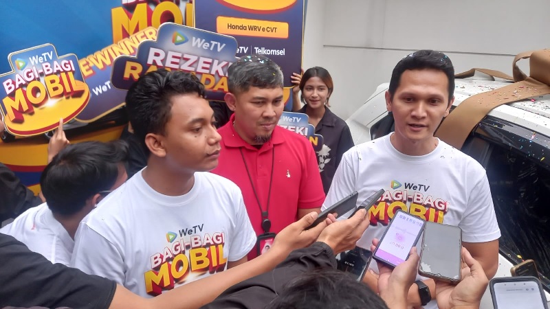 Fatful Arifin bersama Tectony Rachman (Manager Consumer Branch Surabaya Telkomsel) dan David Seprian (Head of Business Development & Partnership WeTV) saat menerima satu unit Honda WR-V sebagai hadiah utama dari program kolaborasi "WeTV Bagi-Bagi Mobil", Kamis (05/03)