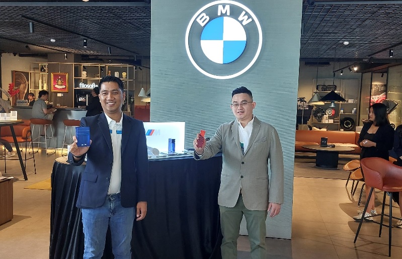 Octa Wibowo, Kepala Cabang BMW Astra Surabaya dalam pembukaan acara Festival of Joy: Art, Motion, and Scent di showroom BMW Astra Surabaya, Sabtu (25/04)