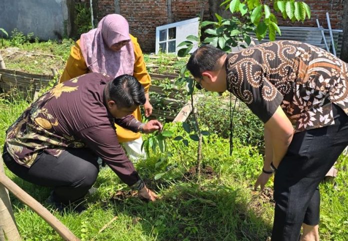 Rayakan HUT ke-130, BRI Hijaukan Medokan Ayu Lewat Program "Grow & Green"