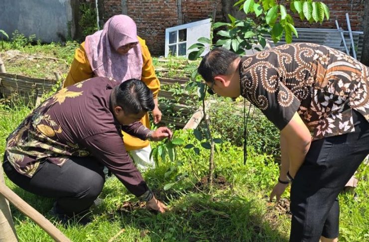 Rayakan HUT ke-130, BRI Hijaukan Medokan Ayu Lewat Program "Grow & Green"