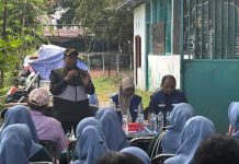 Replikasi Praktik Terbaik: TPS Fasilitasi Warga Sidotopo Wetan Belajar Kelola Bank Sampah di Perak Barat