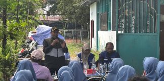 Replikasi Praktik Terbaik: TPS Fasilitasi Warga Sidotopo Wetan Belajar Kelola Bank Sampah di Perak Barat