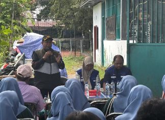 Replikasi Praktik Terbaik: TPS Fasilitasi Warga Sidotopo Wetan Belajar Kelola Bank Sampah di Perak Barat