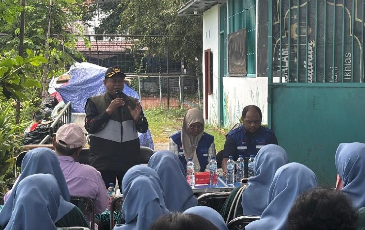 Replikasi Praktik Terbaik: TPS Fasilitasi Warga Sidotopo Wetan Belajar Kelola Bank Sampah di Perak Barat