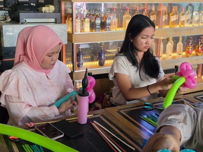 Semangat Kartini dalam Lilitan Balon: Perempuan Surabaya Asah Kreativitas di ARTOTEL Hayam Wuruk