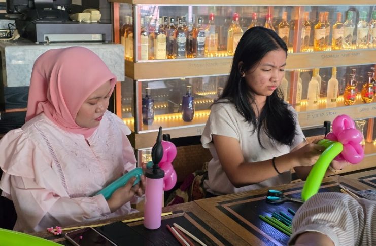 Semangat Kartini dalam Lilitan Balon: Perempuan Surabaya Asah Kreativitas di ARTOTEL Hayam Wuruk