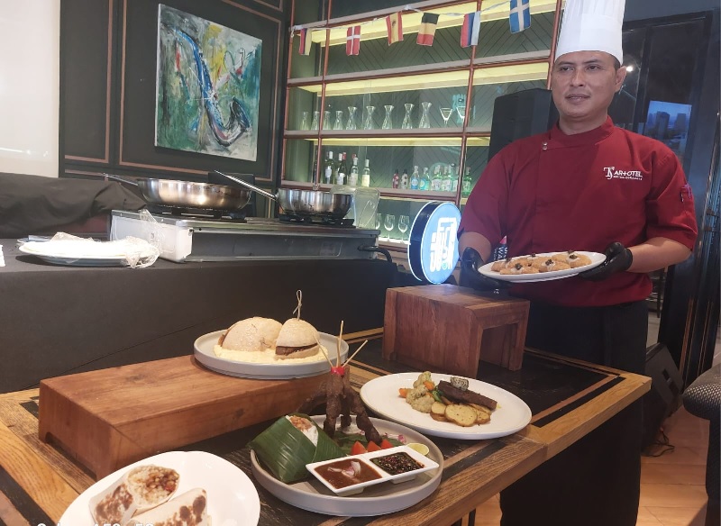 Chef Catur menunjukkan menu Rebellious Hunger’ di ARTOTEL Hayam Wuruk Surabaya, Rabu, (29/04)