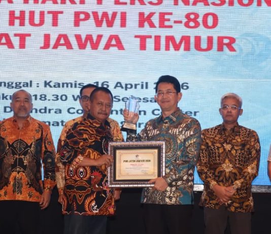 Transformasi Perbankan Sukses, Dirut Bank Jatim Raih Penghargaan PWI Jawa Timur