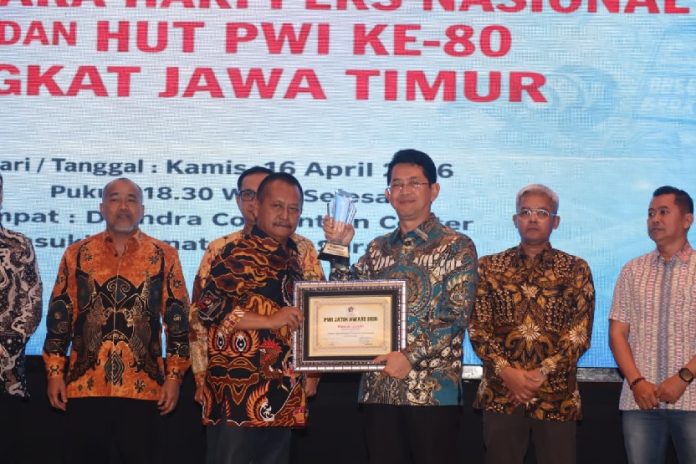 Transformasi Perbankan Sukses, Dirut Bank Jatim Raih Penghargaan PWI Jawa Timur