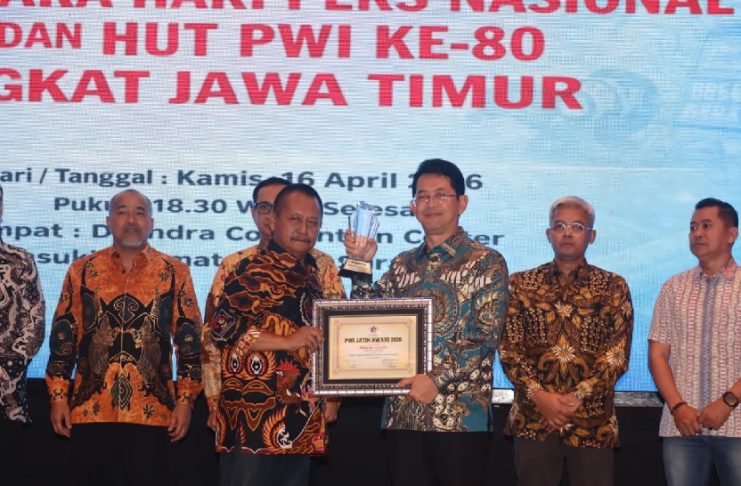 Transformasi Perbankan Sukses, Dirut Bank Jatim Raih Penghargaan PWI Jawa Timur