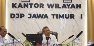 Perkuat Sinergi, Kanwil DJP Jatim I dan KADIN Jawa Timur Kolaborasi Tingkatkan Literasi Perpajakan, Kepala Kanwil DJP Jawa Timur I Max Darmawan memberikan sambutan dalam audiensi bersama KADIN Jawa Timur