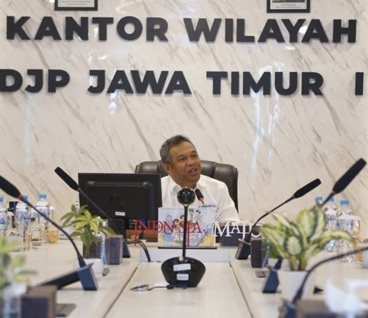 Perkuat Sinergi, Kanwil DJP Jatim I dan KADIN Jawa Timur Kolaborasi Tingkatkan Literasi Perpajakan, Kepala Kanwil DJP Jawa Timur I Max Darmawan memberikan sambutan dalam audiensi bersama KADIN Jawa Timur