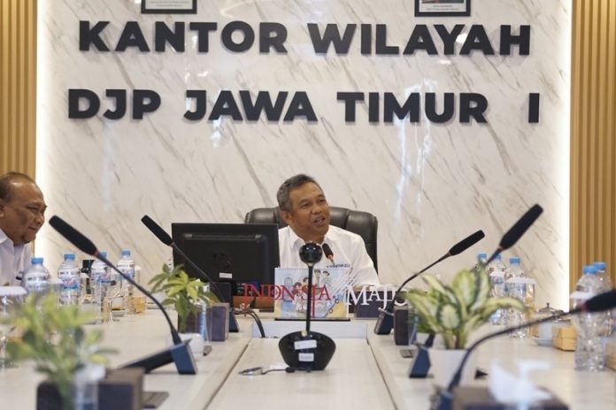 Perkuat Sinergi, Kanwil DJP Jatim I dan KADIN Jawa Timur Kolaborasi Tingkatkan Literasi Perpajakan, Kepala Kanwil DJP Jawa Timur I Max Darmawan memberikan sambutan dalam audiensi bersama KADIN Jawa Timur
