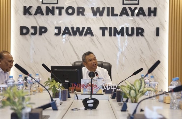Perkuat Sinergi, Kanwil DJP Jatim I dan KADIN Jawa Timur Kolaborasi Tingkatkan Literasi Perpajakan, Kepala Kanwil DJP Jawa Timur I Max Darmawan memberikan sambutan dalam audiensi bersama KADIN Jawa Timur