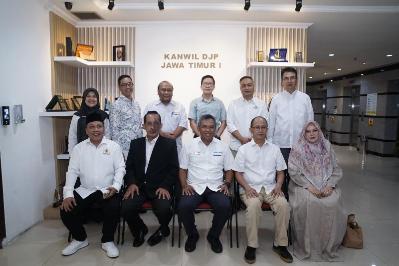 Foto bersama pengurus KADIN Jawa Timur dan jajaran Kanwil DJP Jawa Timur I