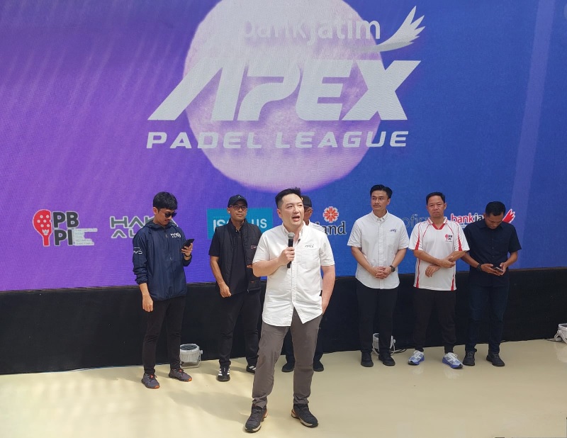 League Director Bank Jatim Apex Padel League, Steven Eka Halim memberikan sambutan pada pembukaan Bank Jatim Apex Padel League 2026 Season 1, Sabtu (18/04/26) bertempat di El Grande Padel Club, Surabaya